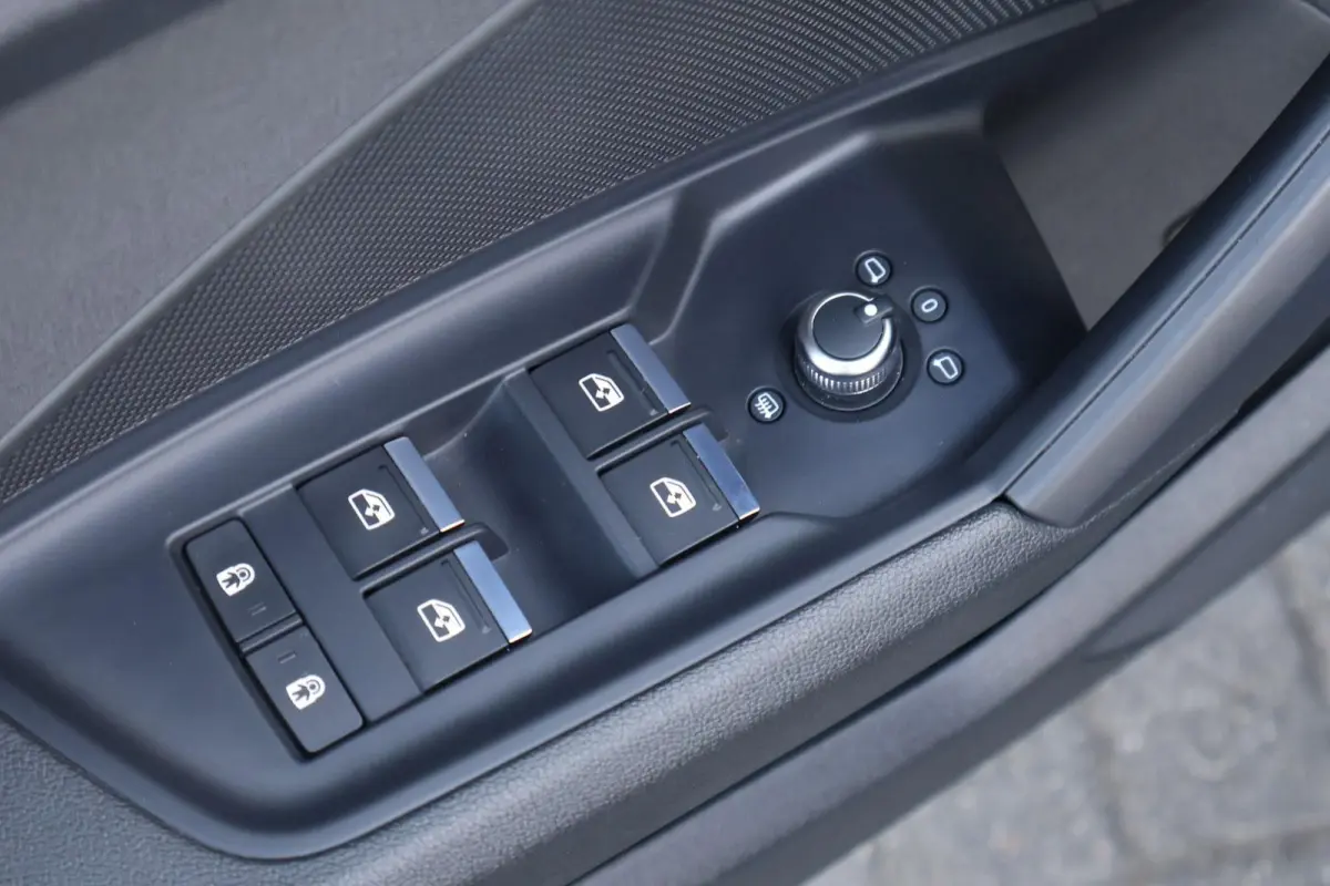 40 TFSIe 204pk Business edition | Trekhaak Afneembaar | Draadloos Carplay | Sportstoelen+verwarming | Draadloze telefoonlader | Privacy glas | Navigatie
