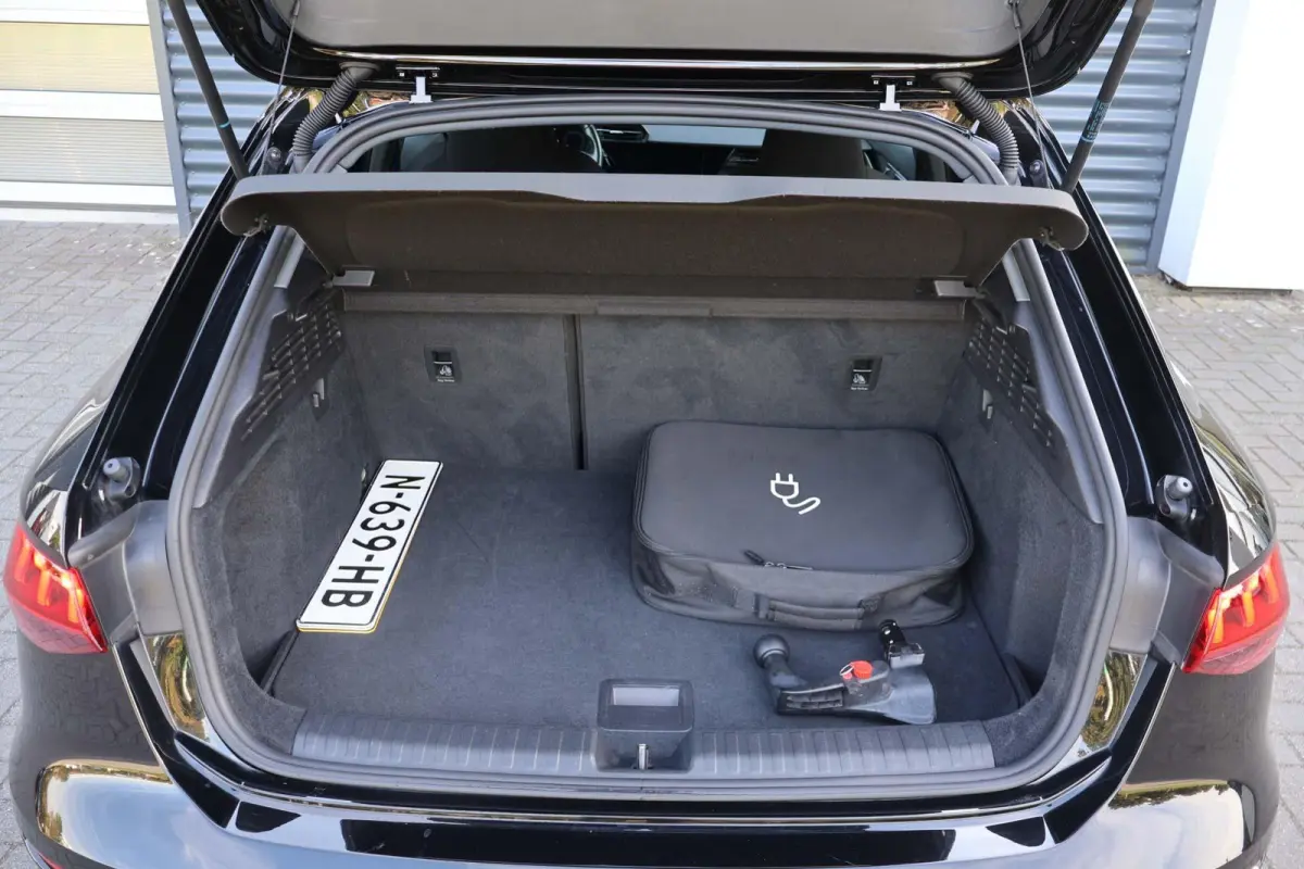 40 TFSIe 204pk Business edition | Trekhaak Afneembaar | Draadloos Carplay | Sportstoelen+verwarming | Draadloze telefoonlader | Privacy glas | Navigatie