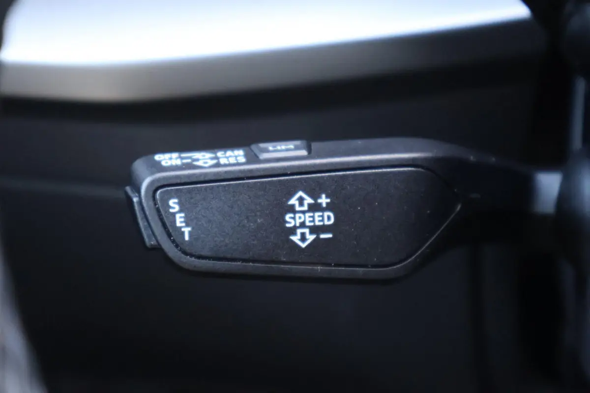 40 TFSIe 204pk Business edition | Trekhaak Afneembaar | Draadloos Carplay | Sportstoelen+verwarming | Draadloze telefoonlader | Privacy glas | Navigatie