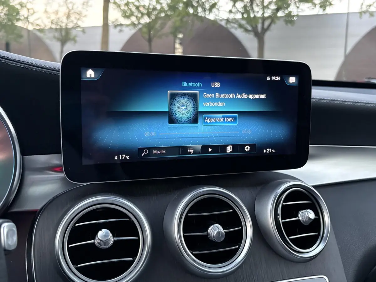 4MATIC Premium Plus VAN: € 43.900- VOOR: € 39.877,- UW HERFSTVOORDEEL: € 4.023,-| PANO| ELEKTRISCHE STOELEN MET MEMORY| ADAPTIVE CRUISE CONTROL| ELEK. TREKHAAK| SFEERVERLICHTING| ELEKT