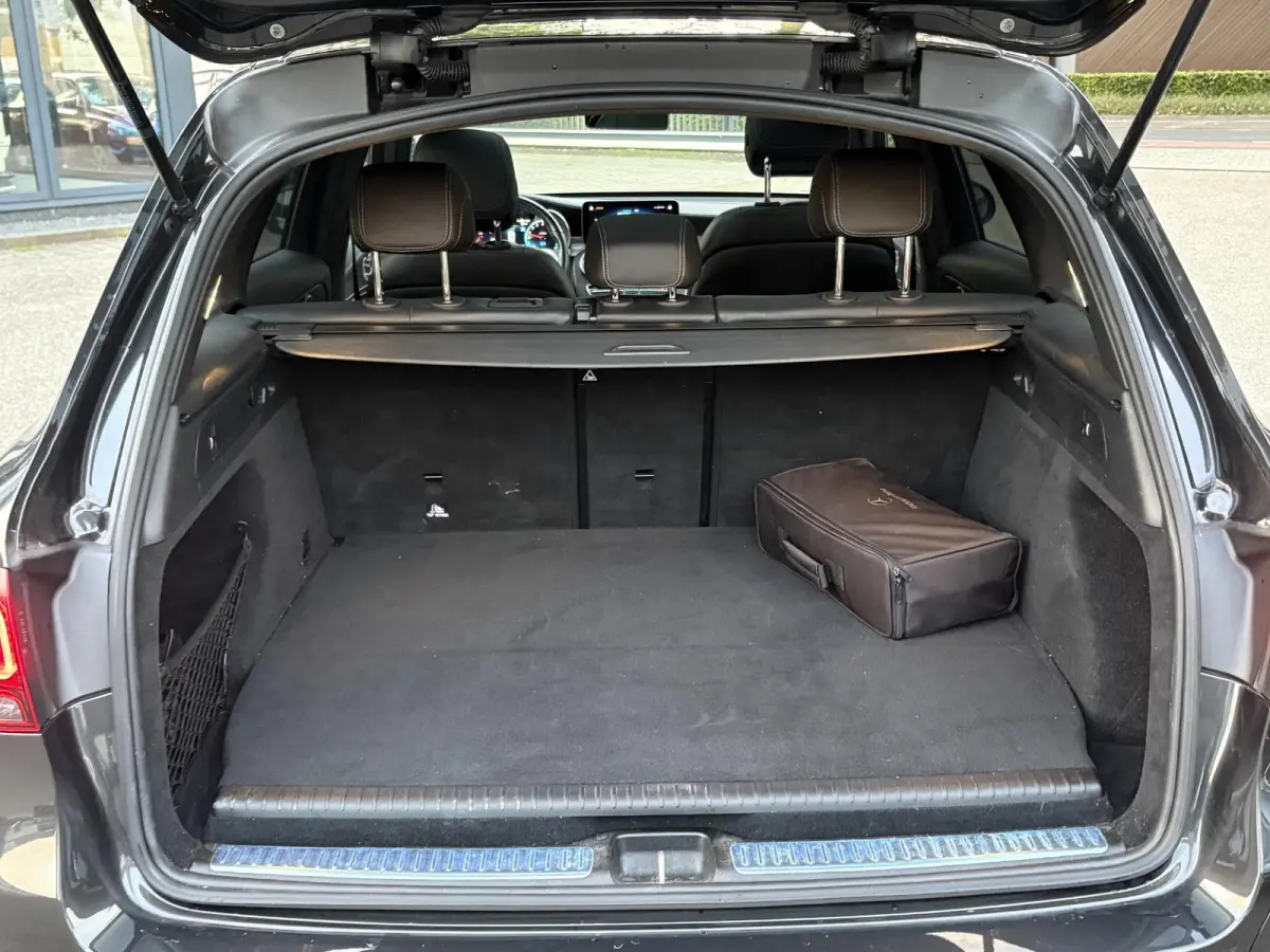 4MATIC Premium Plus VAN: € 43.900- VOOR: € 39.877,- UW HERFSTVOORDEEL: € 4.023,-| PANO| ELEKTRISCHE STOELEN MET MEMORY| ADAPTIVE CRUISE CONTROL| ELEK. TREKHAAK| SFEERVERLICHTING| ELEKT