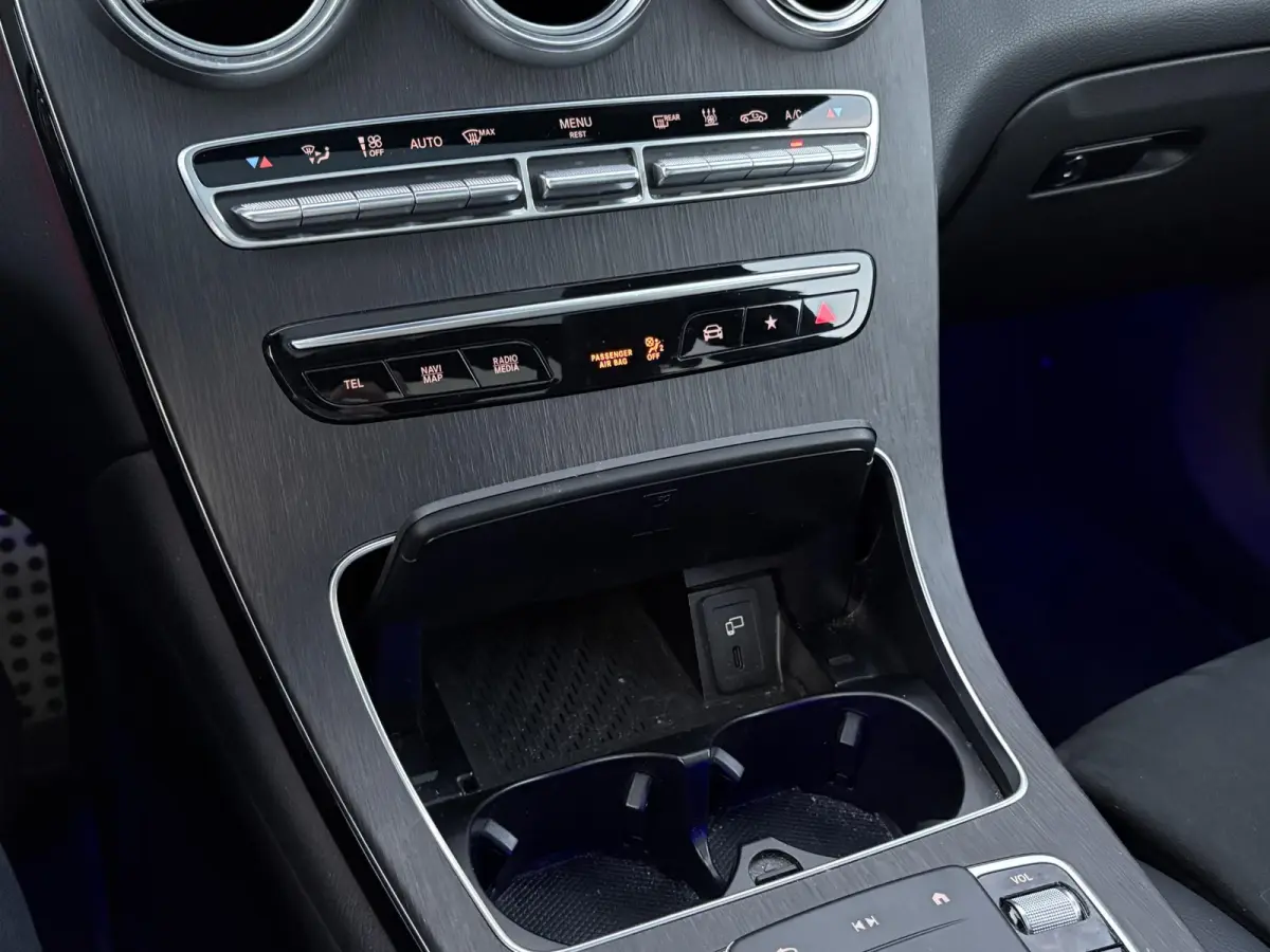 4MATIC Premium Plus VAN: € 43.900- VOOR: € 39.877,- UW HERFSTVOORDEEL: € 4.023,-| PANO| ELEKTRISCHE STOELEN MET MEMORY| ADAPTIVE CRUISE CONTROL| ELEK. TREKHAAK| SFEERVERLICHTING| ELEKT