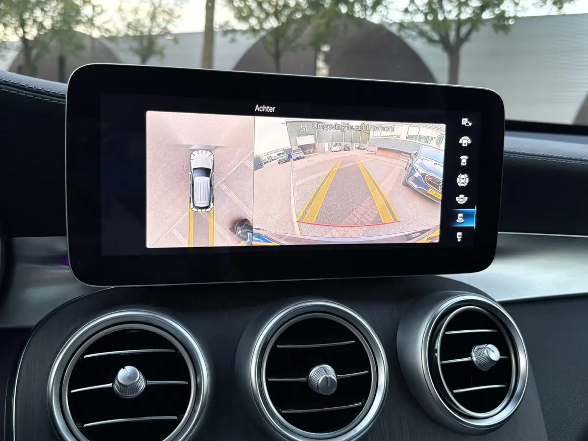 4MATIC Premium Plus VAN: € 43.900- VOOR: € 39.877,- UW HERFSTVOORDEEL: € 4.023,-| PANO| ELEKTRISCHE STOELEN MET MEMORY| ADAPTIVE CRUISE CONTROL| ELEK. TREKHAAK| SFEERVERLICHTING| ELEKT