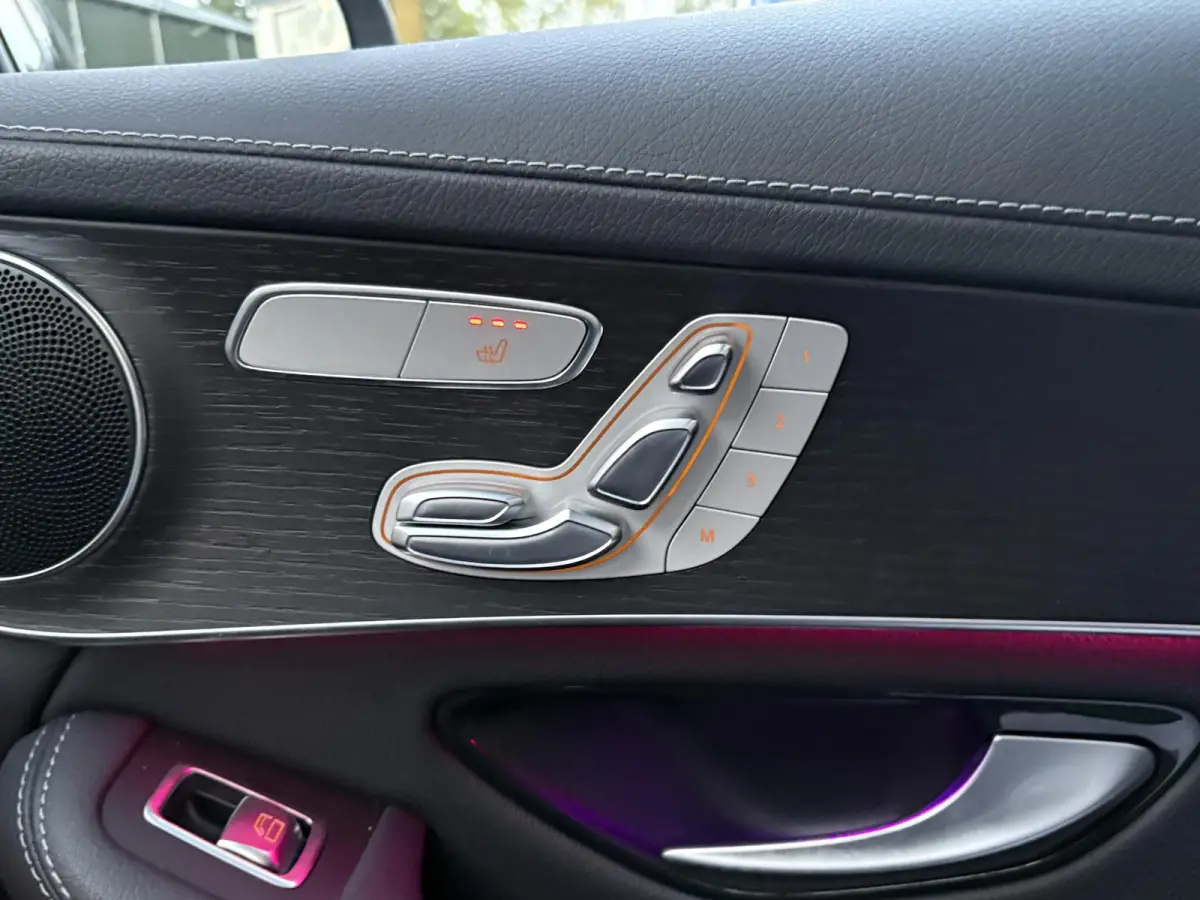 4MATIC Premium Plus VAN: € 43.900- VOOR: € 39.877,- UW HERFSTVOORDEEL: € 4.023,-| PANO| ELEKTRISCHE STOELEN MET MEMORY| ADAPTIVE CRUISE CONTROL| ELEK. TREKHAAK| SFEERVERLICHTING| ELEKT