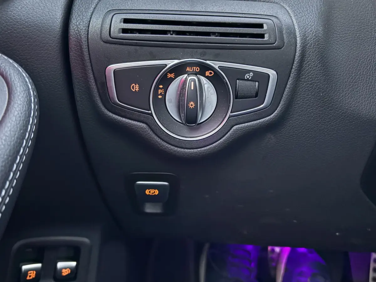 4MATIC Premium Plus VAN: € 43.900- VOOR: € 39.877,- UW HERFSTVOORDEEL: € 4.023,-| PANO| ELEKTRISCHE STOELEN MET MEMORY| ADAPTIVE CRUISE CONTROL| ELEK. TREKHAAK| SFEERVERLICHTING| ELEKT
