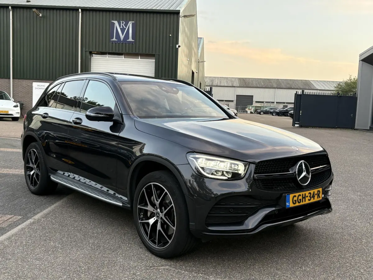 4MATIC Premium Plus VAN: € 43.900- VOOR: € 39.877,- UW HERFSTVOORDEEL: € 4.023,-| PANO| ELEKTRISCHE STOELEN MET MEMORY| ADAPTIVE CRUISE CONTROL| ELEK. TREKHAAK| SFEERVERLICHTING| ELEKT