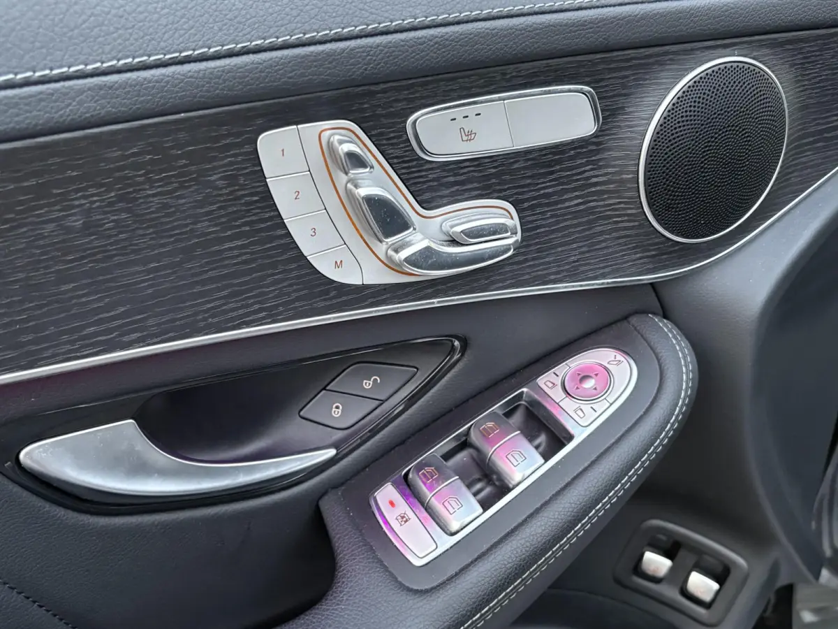 4MATIC Premium Plus VAN: € 43.900- VOOR: € 39.877,- UW HERFSTVOORDEEL: € 4.023,-| PANO| ELEKTRISCHE STOELEN MET MEMORY| ADAPTIVE CRUISE CONTROL| ELEK. TREKHAAK| SFEERVERLICHTING| ELEKT