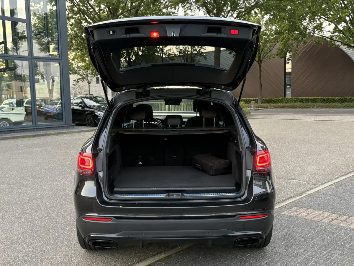 4MATIC Premium Plus VAN: € 43.900- VOOR: € 39.877,- UW HERFSTVOORDEEL: € 4.023,-| PANO| ELEKTRISCHE STOELEN MET MEMORY| ADAPTIVE CRUISE CONTROL| ELEK. TREKHAAK| SFEERVERLICHTING| ELEKT