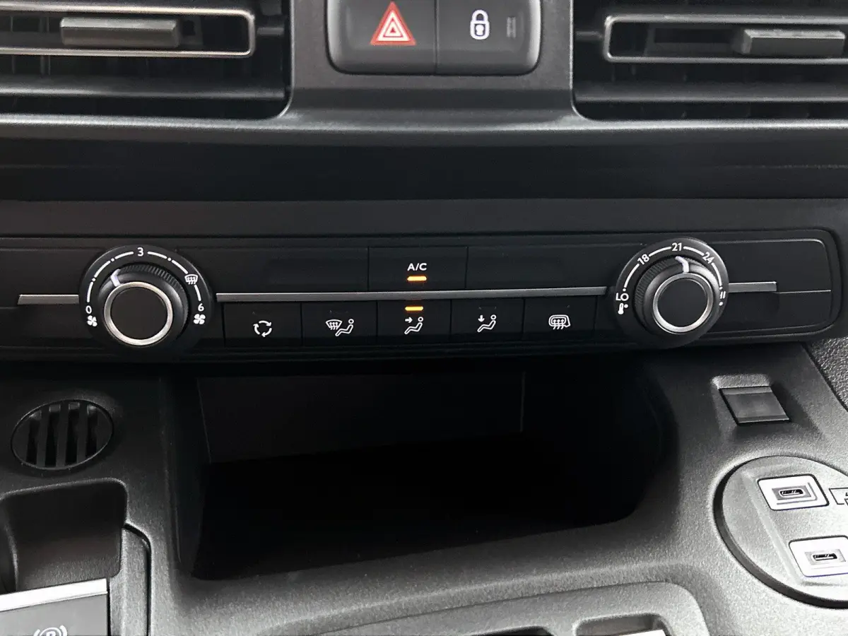 50 kWh 136pk | DEMO | Extreem lage kilometerstand! | 336km WLTP Actieradius | Navigatie | Houten laadruimte afwerking | Achteruitrij camera