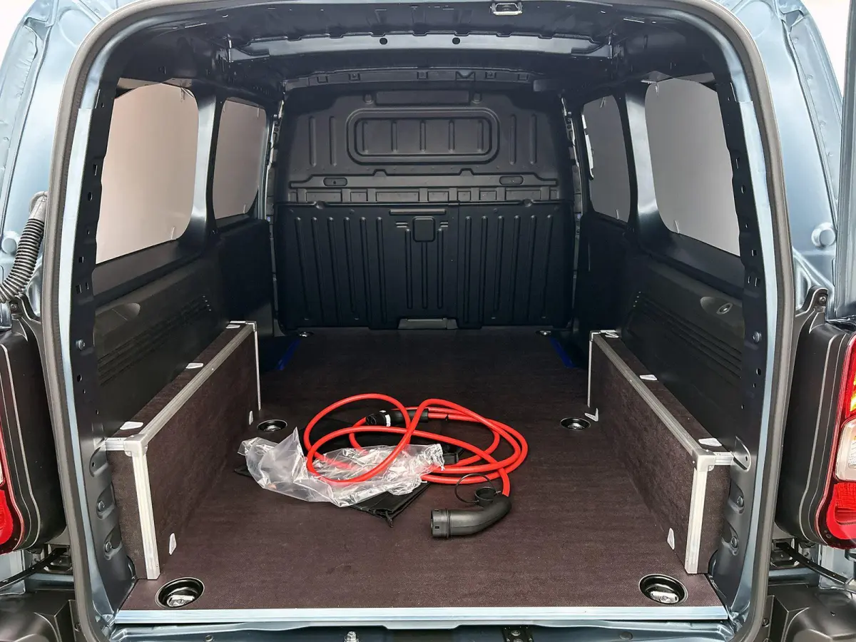 XL 50 kWh 136pk | DEMO | Extreem lage kilometerstand! | 330km WLTP Actieradius | Navigatie | Houten laadruimte inrichting | Achteruitrijcamera | Led verlichting