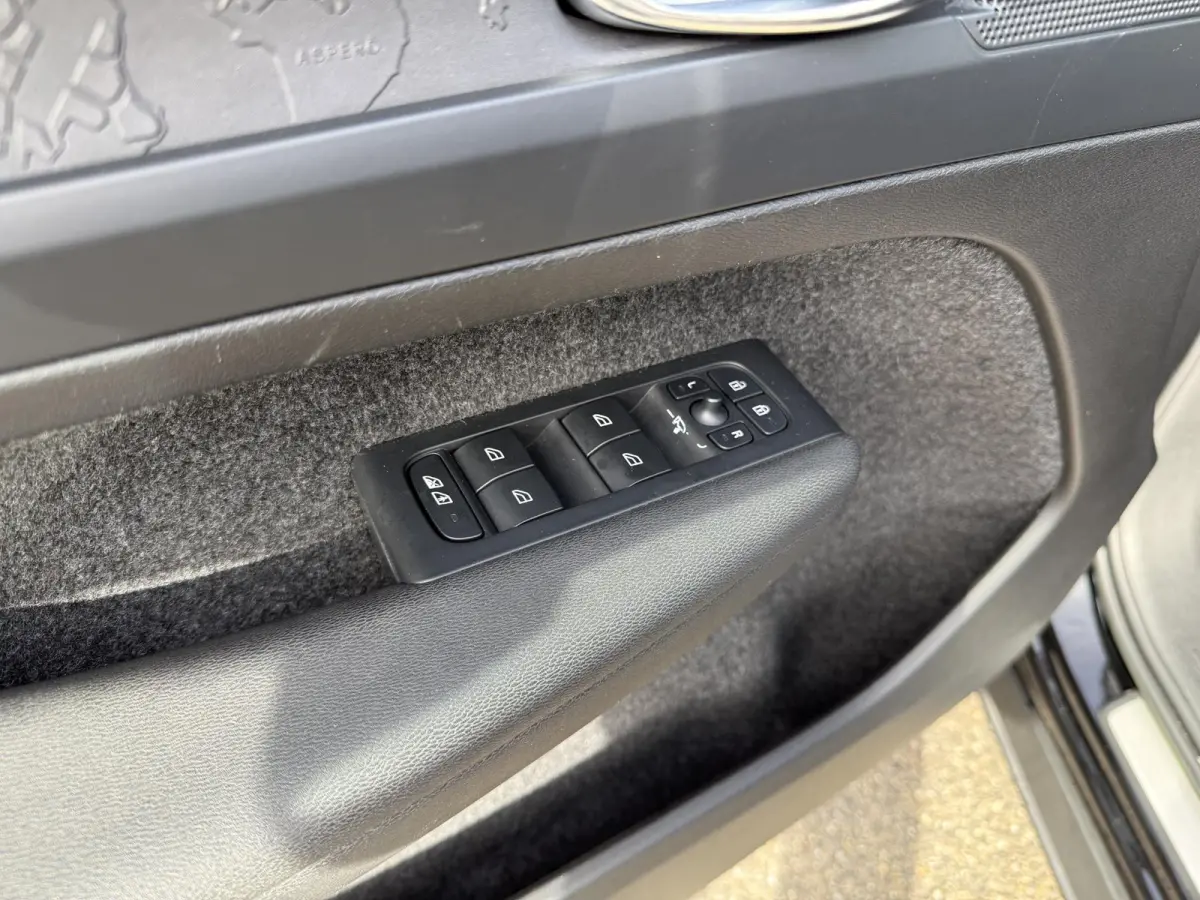 Core 70 kWh VAN: € 31.900- VOOR: € 29.877,- UW HERFSTVOORDEEL: € 2.023,-| SOH 91%| ELEK. TREKHAAK| WINTERPAKKET| STOEL +STUURVERWARMING| WARMTEPOMP| ACHTERUITRIJCAMERA| RIJKLAARPRIJS I