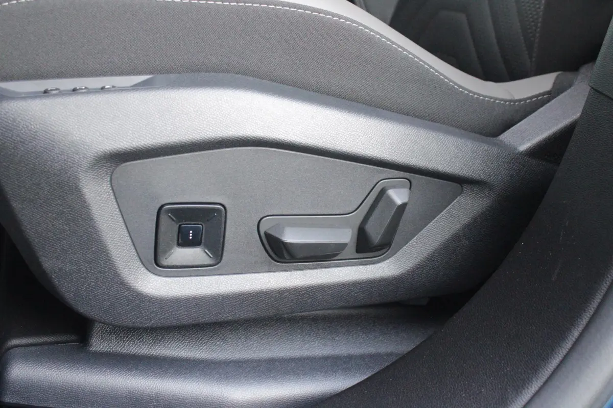 1.2 145PK e-Hybrid FIRST EDITION | PANORAMADAK: TWEEDELIG PANORAMISCH SCHUIF-/KANTELDAK | PREMIUM PACK: FOCAL PREMIUM AUDIO/STOELMASSAGE VÓÓR/STOELVENTILATIE VÓÓR/ELEKTRISCH VERSTELBARE 