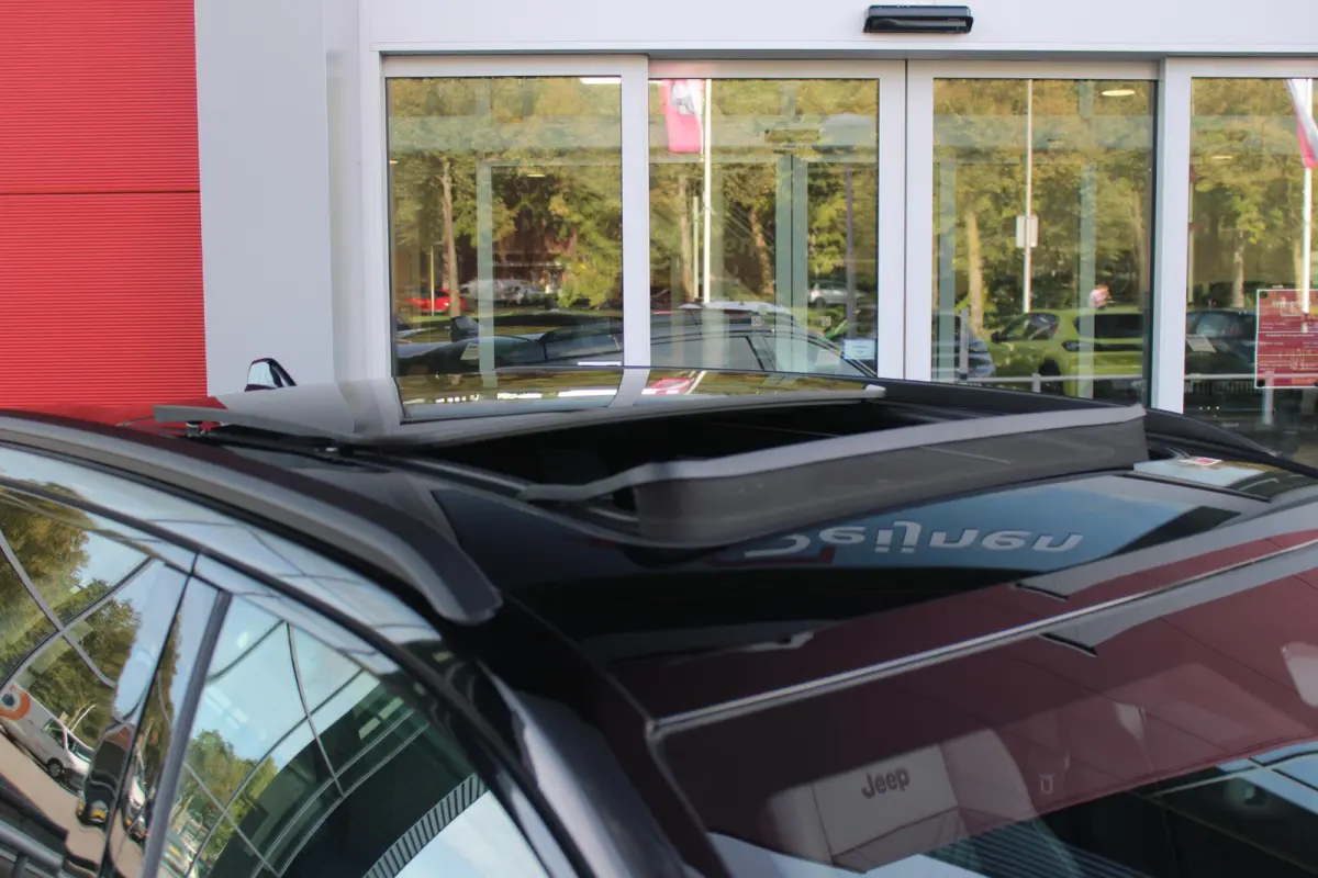 1.2 145PK e-Hybrid FIRST EDITION | PANORAMADAK: TWEEDELIG PANORAMISCH SCHUIF-/KANTELDAK | PREMIUM PACK: FOCAL PREMIUM AUDIO/STOELMASSAGE VÓÓR/STOELVENTILATIE VÓÓR/ELEKTRISCH VERSTELBARE 