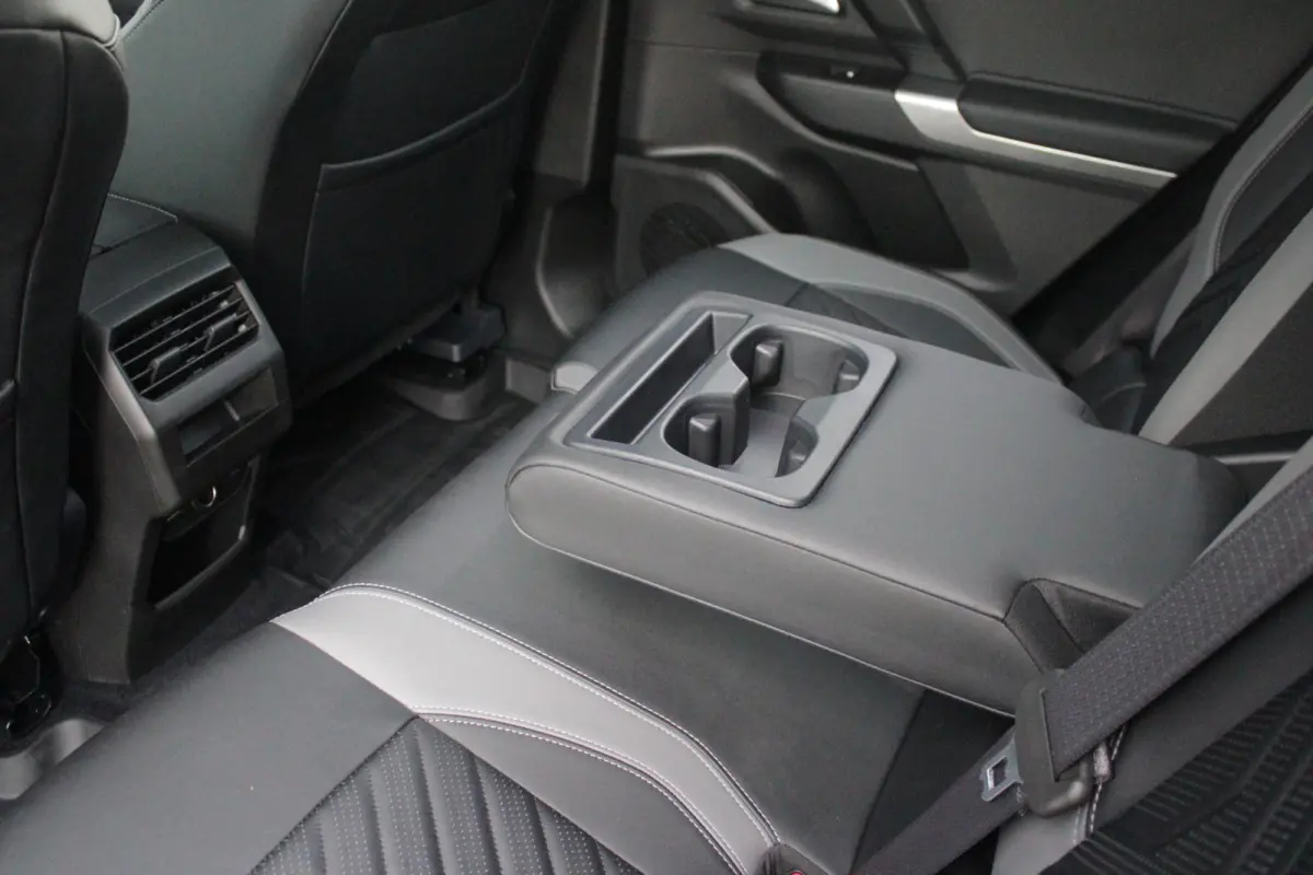 1.2 145PK e-Hybrid FIRST EDITION | PANORAMADAK: TWEEDELIG PANORAMISCH SCHUIF-/KANTELDAK | PREMIUM PACK: FOCAL PREMIUM AUDIO/STOELMASSAGE VÓÓR/STOELVENTILATIE VÓÓR/ELEKTRISCH VERSTELBARE 