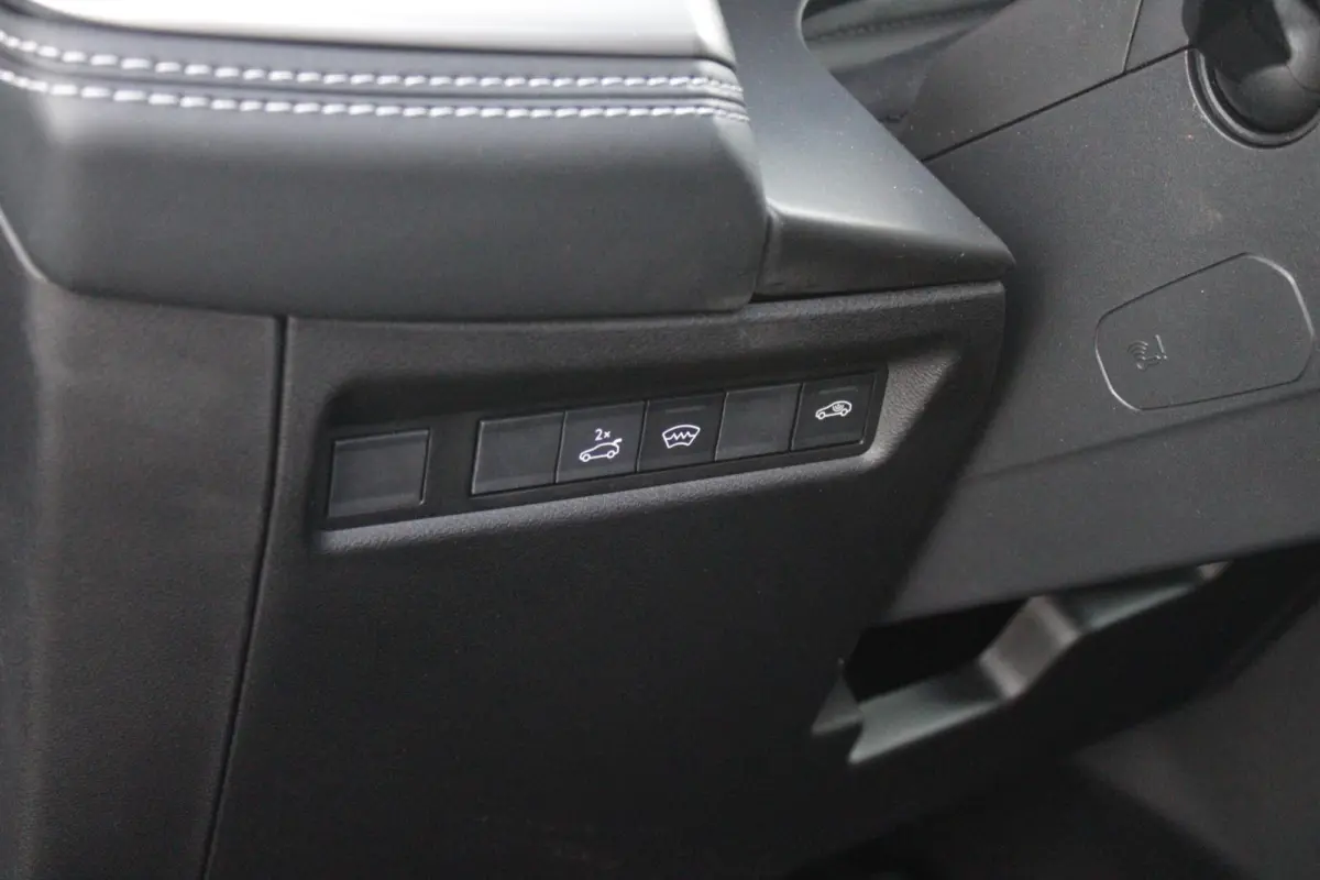 1.2 145PK e-Hybrid FIRST EDITION | PANORAMADAK: TWEEDELIG PANORAMISCH SCHUIF-/KANTELDAK | PREMIUM PACK: FOCAL PREMIUM AUDIO/STOELMASSAGE VÓÓR/STOELVENTILATIE VÓÓR/ELEKTRISCH VERSTELBARE 