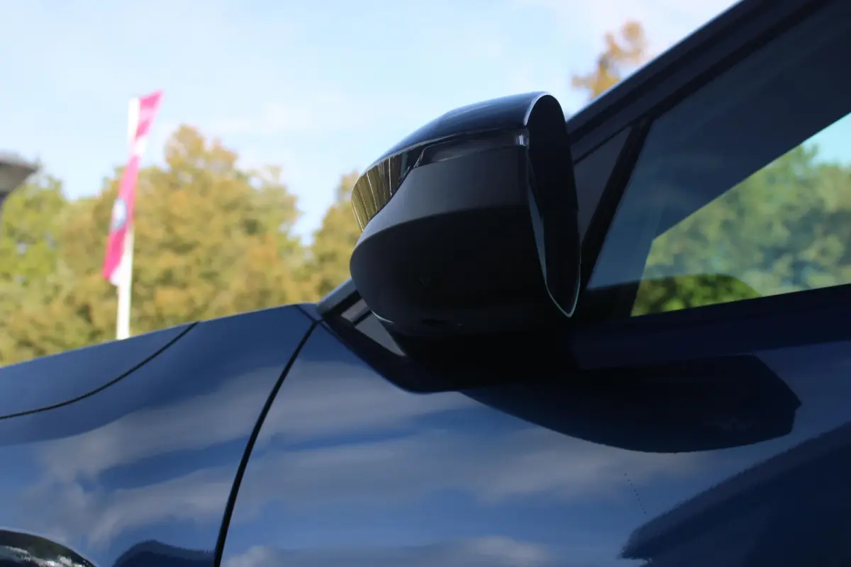 1.2 145PK e-Hybrid FIRST EDITION | PANORAMADAK: TWEEDELIG PANORAMISCH SCHUIF-/KANTELDAK | PREMIUM PACK: FOCAL PREMIUM AUDIO/STOELMASSAGE VÓÓR/STOELVENTILATIE VÓÓR/ELEKTRISCH VERSTELBARE 