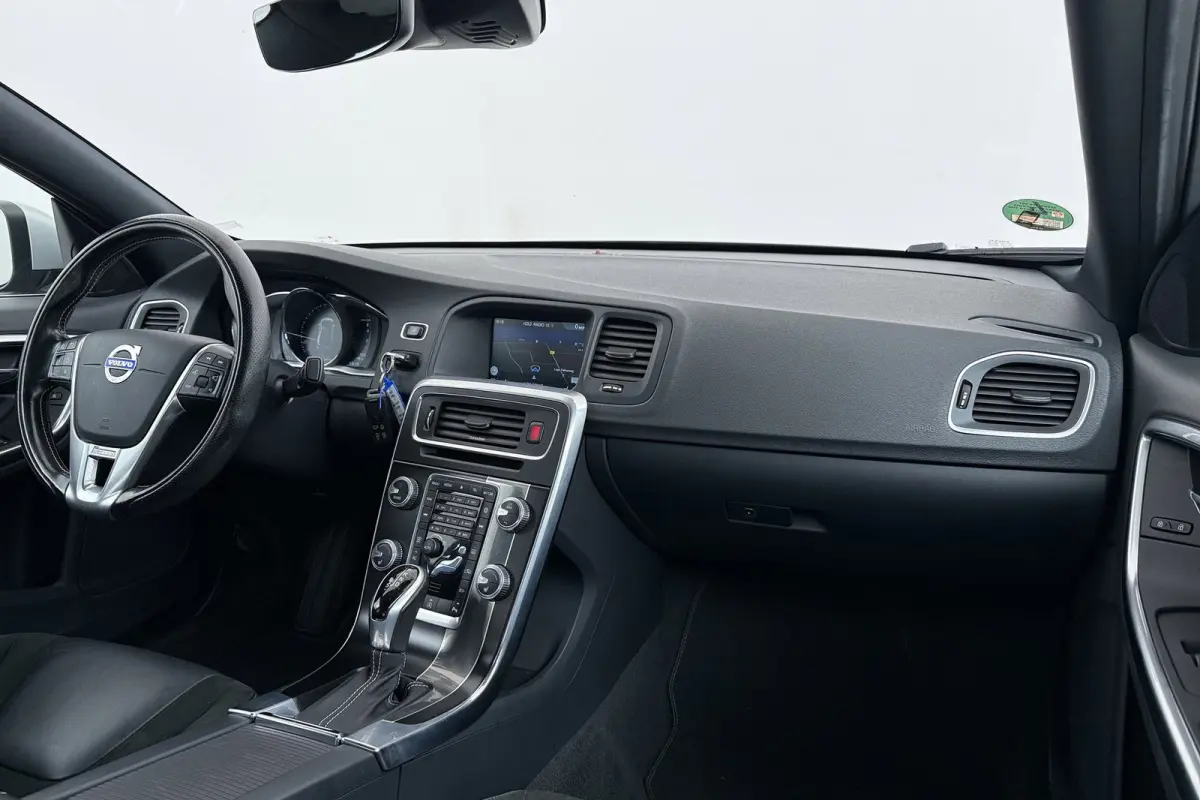1.5 T3 Nordic+ | Trekhaak | Org NL | Dealer Ond. | R-Design | Stoelverwarming | Navigatie | Xenon |