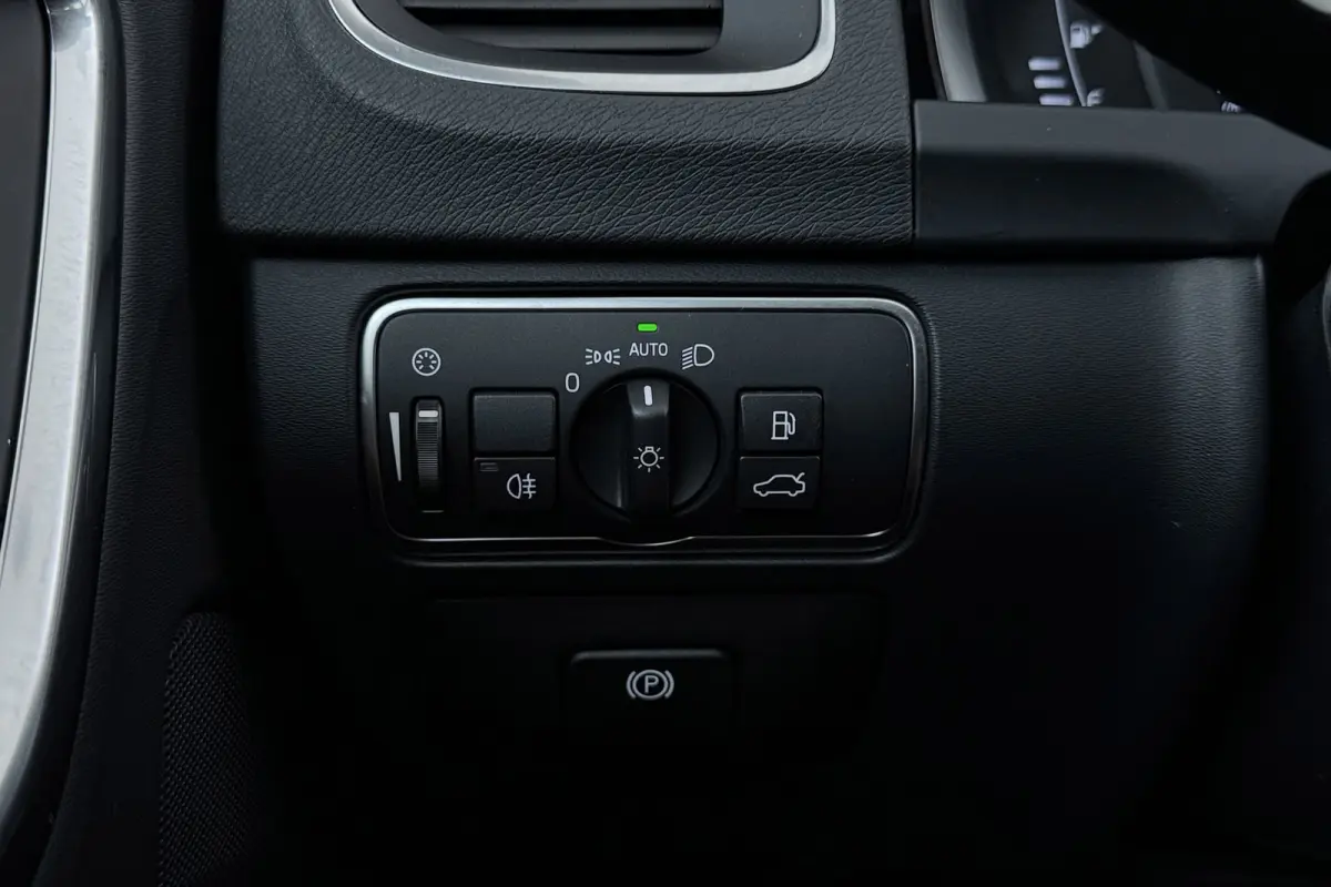 1.5 T3 Nordic+ | Trekhaak | Org NL | Dealer Ond. | R-Design | Stoelverwarming | Navigatie | Xenon |