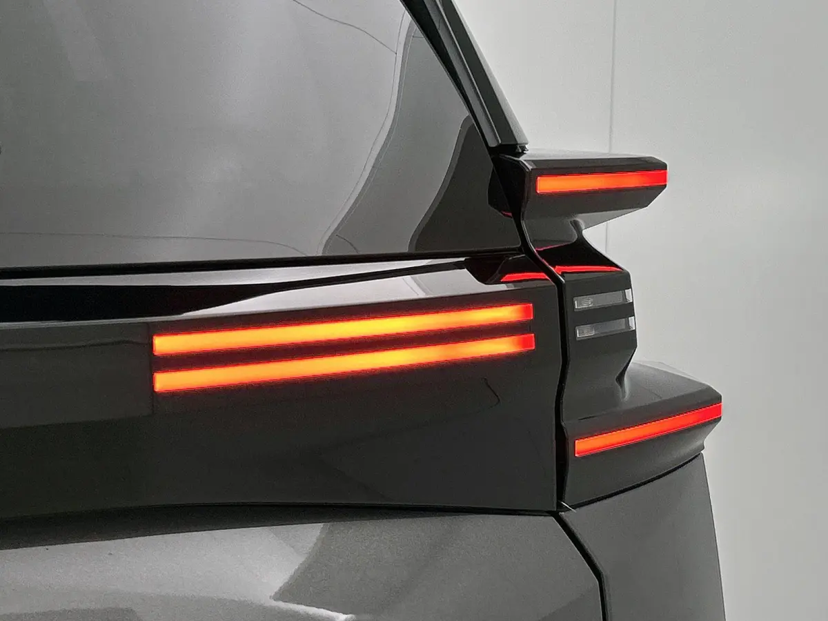 SUV Business Comfort Range 73 kWh 210pk | DEMO | Navigatie | 360° Camera | Handsfree achterklep | Adaptieve Cruise Control | Climate Control | Parkeersensoren v+a | Head-up display | LED ko