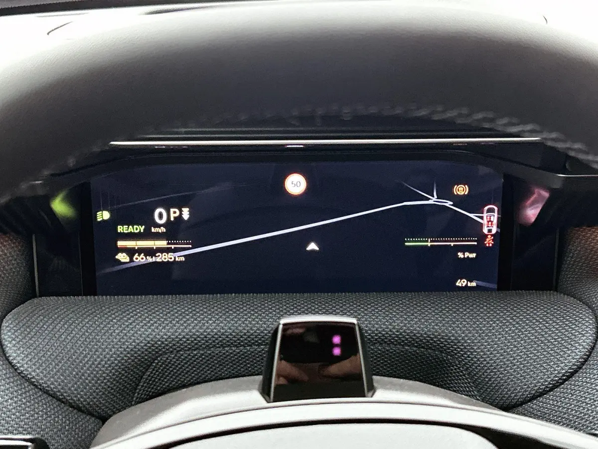 SUV Business Comfort Range 73 kWh 210pk | DEMO | Navigatie | 360° Camera | Handsfree achterklep | Adaptieve Cruise Control | Climate Control | Parkeersensoren v+a | Head-up display | LED ko