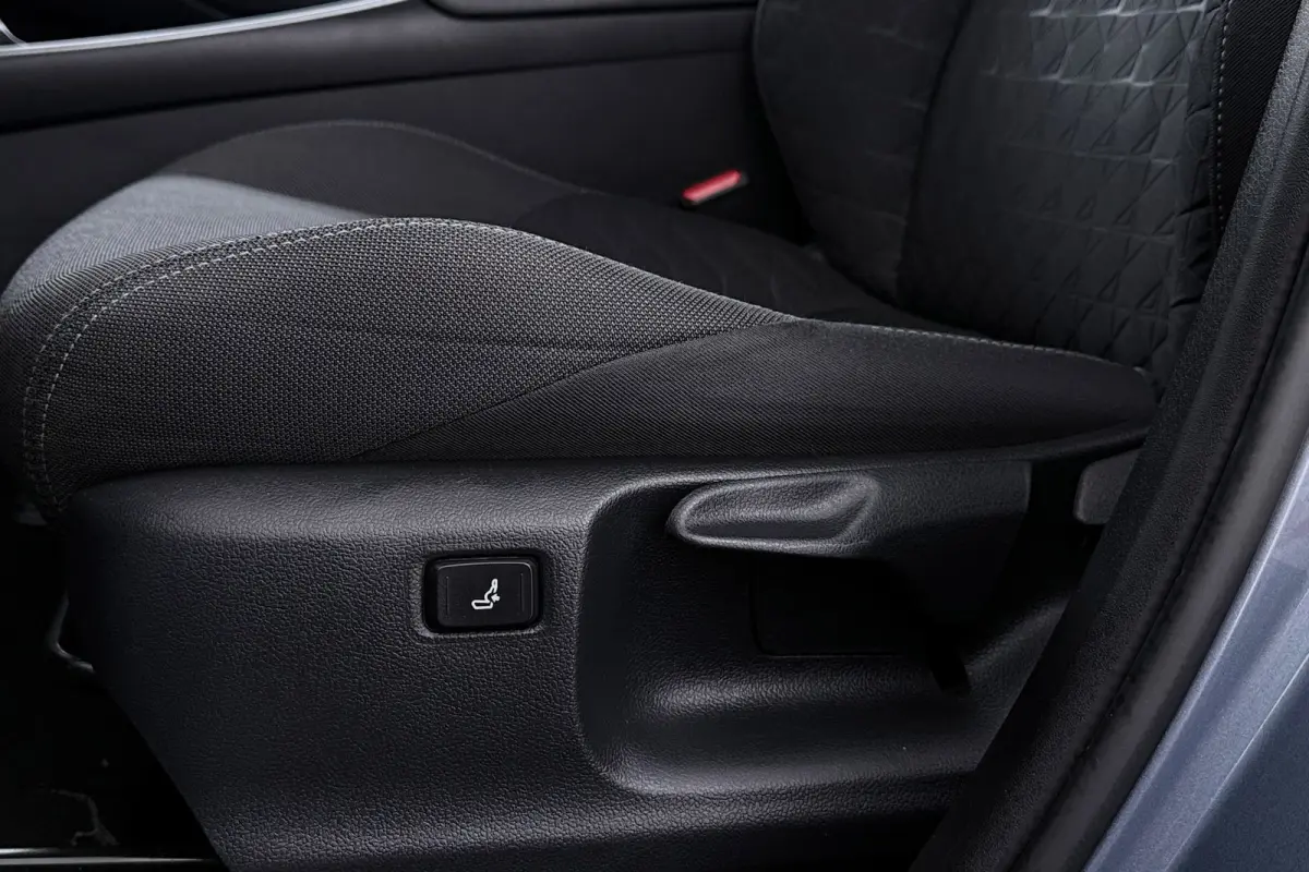 2.0 Hybrid Business Plus | Camera | Keyless | LED | Volledig Ond. | CarPlay | Stoelverwarming |