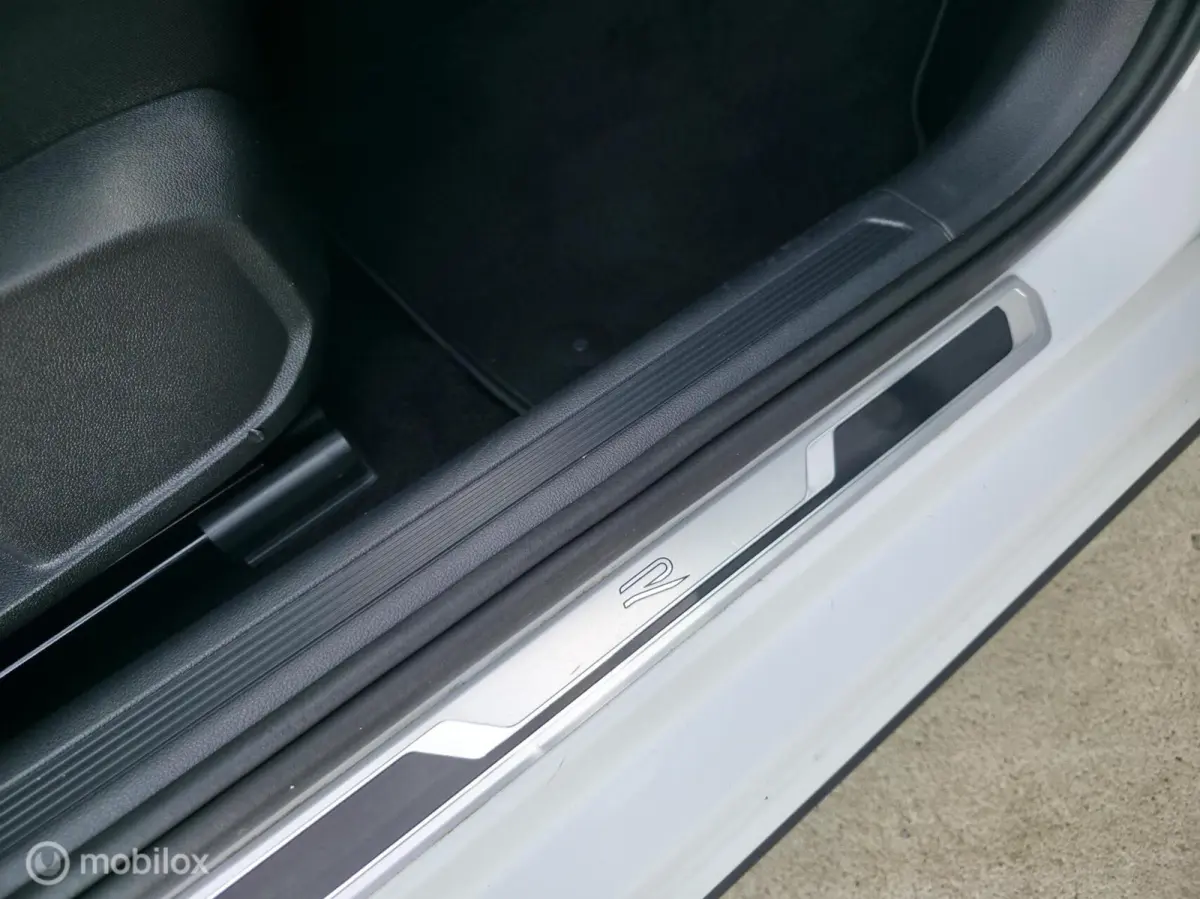 1.0 TSI R-line / Pano / Carplay / Camera