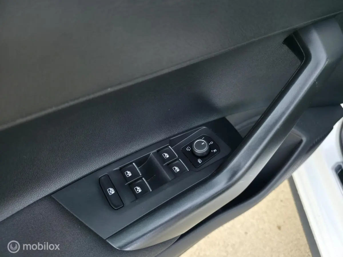 1.0 TSI R-line / Pano / Carplay / Camera