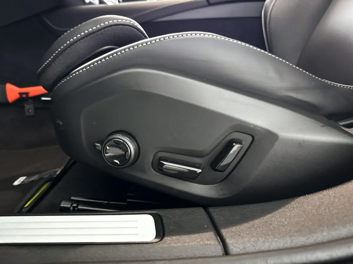 T8 Plug-in hybrid AWD Plus Dark | Panoramadak | 360° camera | Head-up display | Harman Kardon | Stoel- en stuurverwarming | Trekhaak