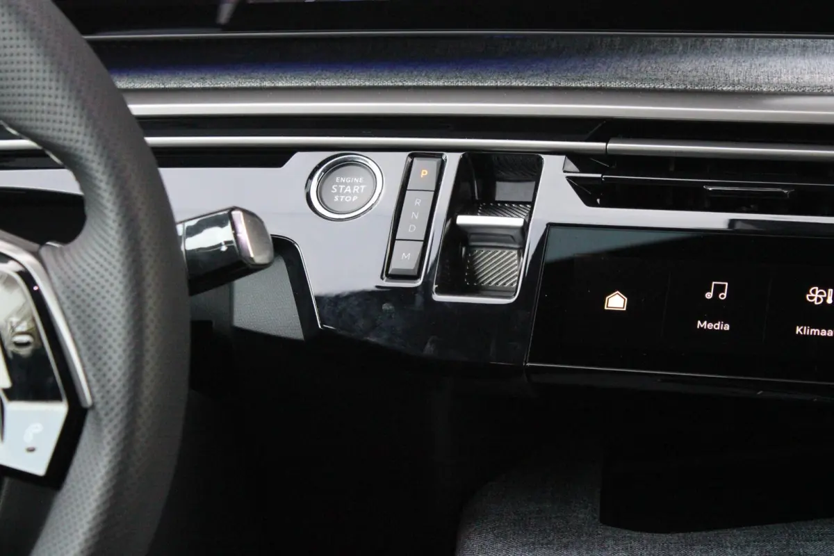 1.2 Hybrid 145PK GT | ELEKTRISCH BEDIENBARE ACHTERKLEP | NAVIGATIE | DRAADLOZE APPLE CARPLAY/ANDROID AUTO | SFEER VERLICHTING | ACHTERUITRIJ CAMERA | PARKEERSENSOREN VOOR EN ACHTER | FULL LE