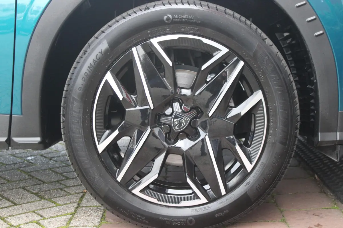 1.2 Hybrid 145PK GT | ELEKTRISCH BEDIENBARE ACHTERKLEP | NAVIGATIE | DRAADLOZE APPLE CARPLAY/ANDROID AUTO | SFEER VERLICHTING | ACHTERUITRIJ CAMERA | PARKEERSENSOREN VOOR EN ACHTER | FULL LE