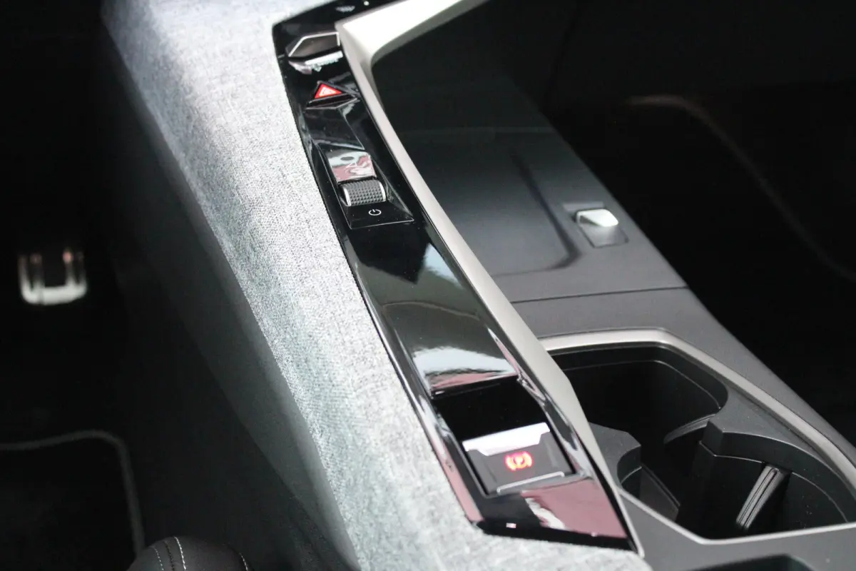 1.2 Hybrid 145PK GT | ELEKTRISCH BEDIENBARE ACHTERKLEP | NAVIGATIE | DRAADLOZE APPLE CARPLAY/ANDROID AUTO | SFEER VERLICHTING | ACHTERUITRIJ CAMERA | PARKEERSENSOREN VOOR EN ACHTER | FULL LE