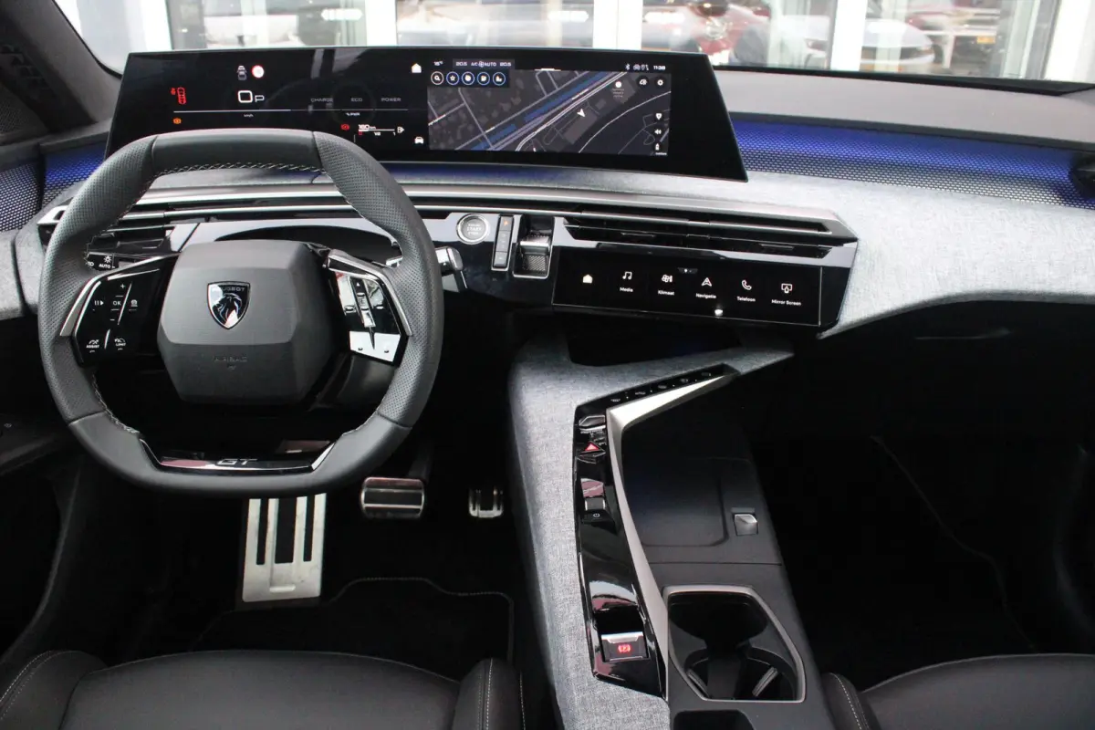 1.2 Hybrid 145PK GT | ELEKTRISCH BEDIENBARE ACHTERKLEP | NAVIGATIE | DRAADLOZE APPLE CARPLAY/ANDROID AUTO | SFEER VERLICHTING | ACHTERUITRIJ CAMERA | PARKEERSENSOREN VOOR EN ACHTER | FULL LE