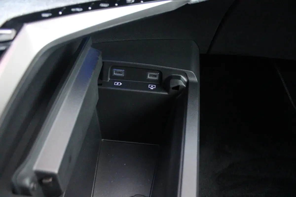 1.2 Hybrid 145PK GT | ELEKTRISCH BEDIENBARE ACHTERKLEP | NAVIGATIE | DRAADLOZE APPLE CARPLAY/ANDROID AUTO | SFEER VERLICHTING | ACHTERUITRIJ CAMERA | PARKEERSENSOREN VOOR EN ACHTER | FULL LE