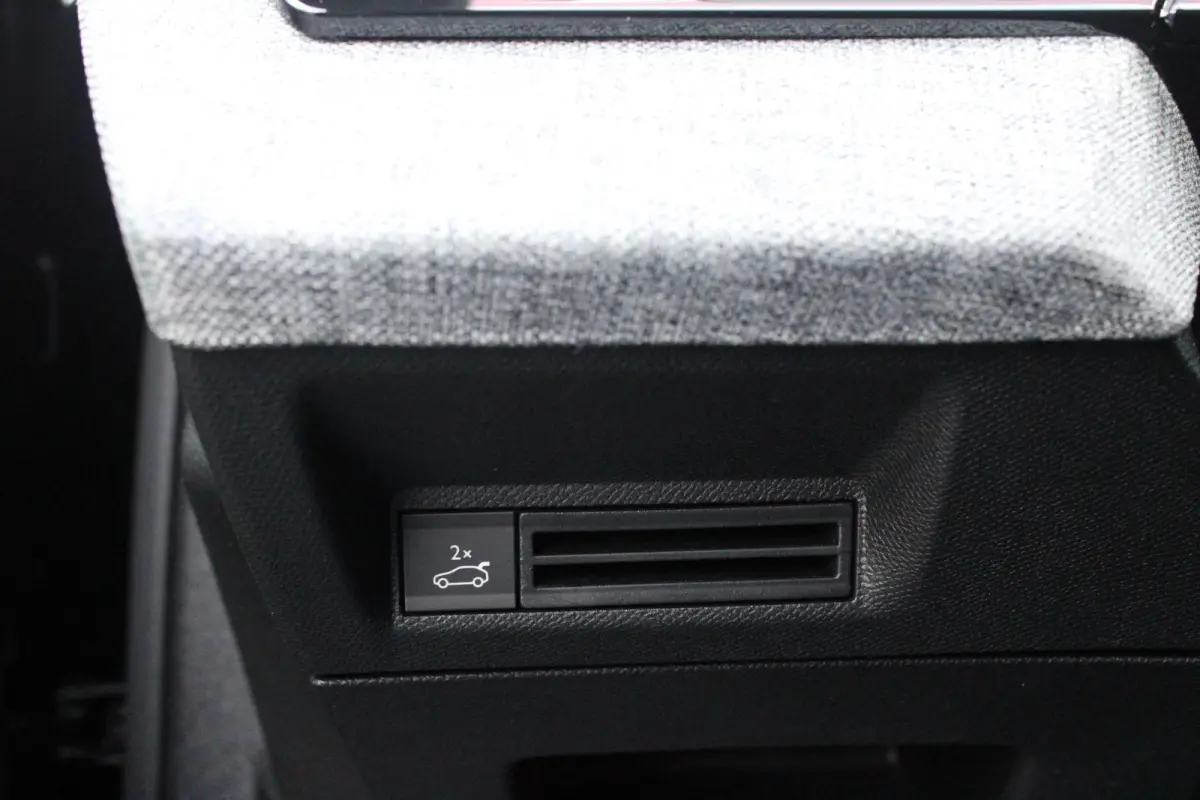 1.2 Hybrid 145PK GT | ELEKTRISCH BEDIENBARE ACHTERKLEP | NAVIGATIE | DRAADLOZE APPLE CARPLAY/ANDROID AUTO | SFEER VERLICHTING | ACHTERUITRIJ CAMERA | PARKEERSENSOREN VOOR EN ACHTER | FULL LE