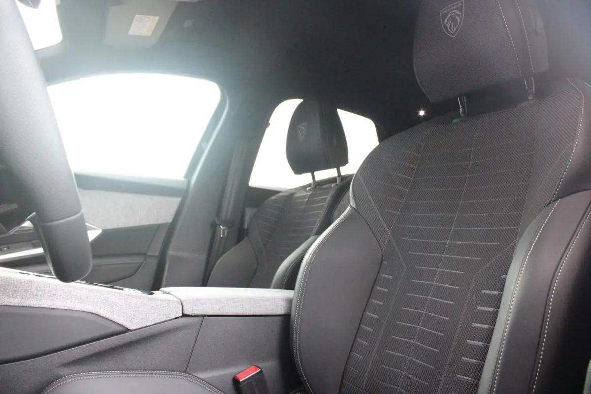 1.2 Hybrid 145PK GT | ELEKTRISCH BEDIENBARE ACHTERKLEP | NAVIGATIE | DRAADLOZE APPLE CARPLAY/ANDROID AUTO | SFEER VERLICHTING | ACHTERUITRIJ CAMERA | PARKEERSENSOREN VOOR EN ACHTER | FULL LE