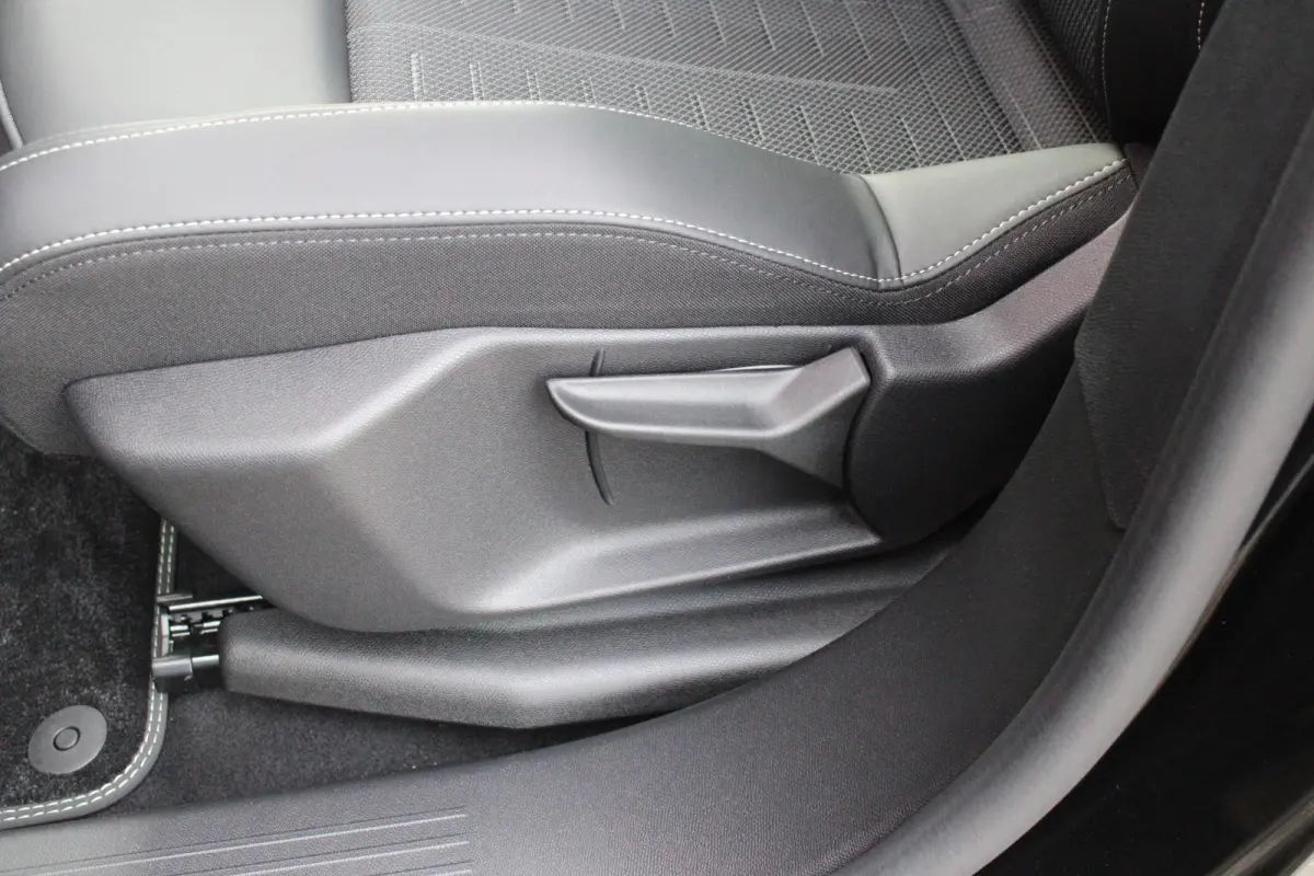 1.2 Hybrid 145PK GT | ELEKTRISCH BEDIENBARE ACHTERKLEP | NAVIGATIE | DRAADLOZE APPLE CARPLAY/ANDROID AUTO | SFEER VERLICHTING | ACHTERUITRIJ CAMERA | PARKEERSENSOREN VOOR EN ACHTER | FULL LE
