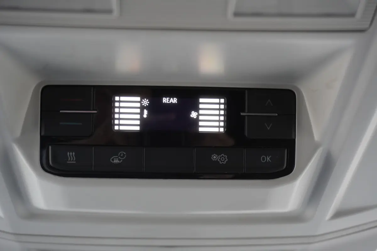 140pk L3H2/L2H1 Apple carplay Camera Trekhaak Standkachel Tacho 2-zits