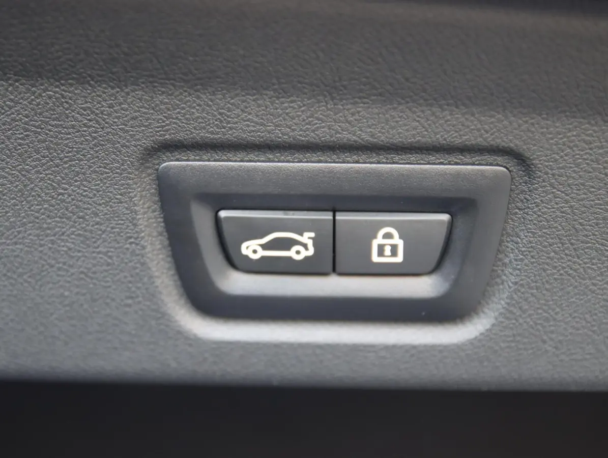 eDrive40 High Executive 84 kWh | SOH 96,8% | Head-up display |