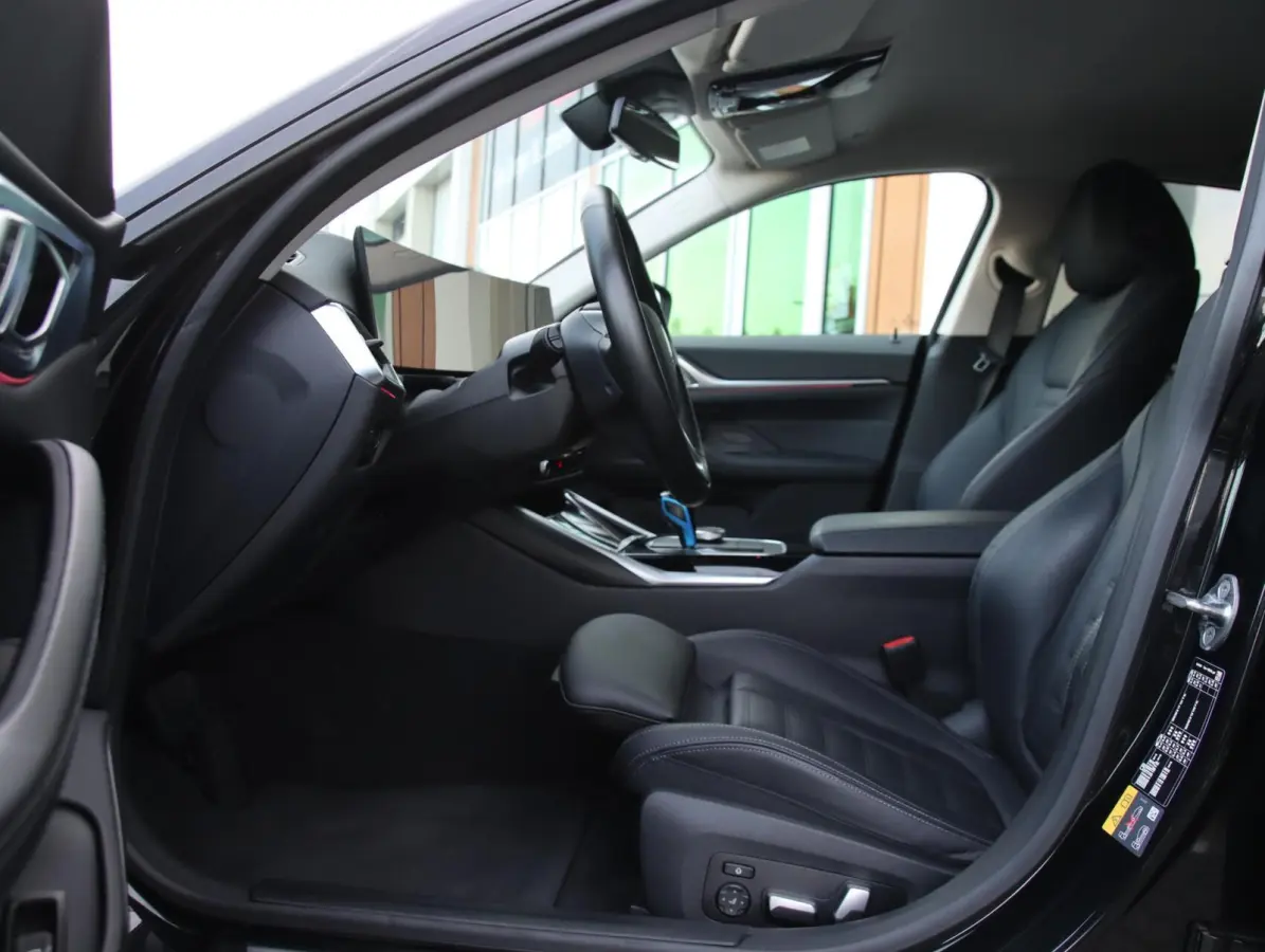 eDrive40 High Executive 84 kWh | SOH 96,8% | Head-up display |