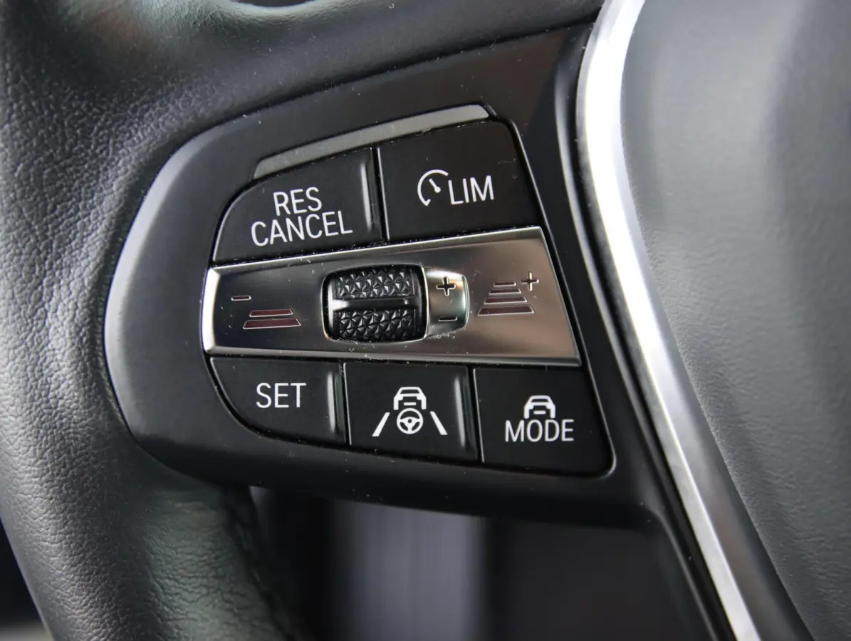 eDrive40 High Executive 84 kWh | SOH 96,8% | Head-up display |