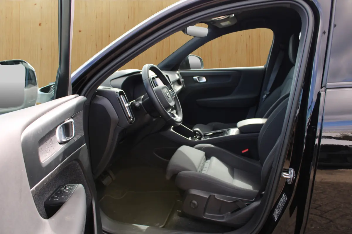 Core 70 kWh | BLIS | Camera | Stoel + Stuur Verwarming | Keyless Start / Entry | DAB |