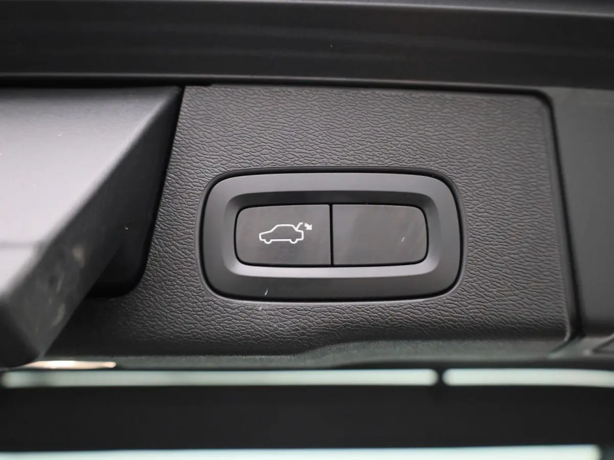 2.0 T5 Momentum | Automaat | Apple Carplay / Android Auto | Lederen Bekleding | Parkeersensoren |