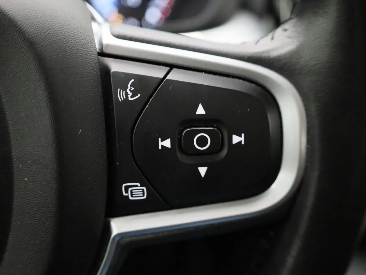 2.0 T5 Momentum | Automaat | Apple Carplay / Android Auto | Lederen Bekleding | Parkeersensoren |