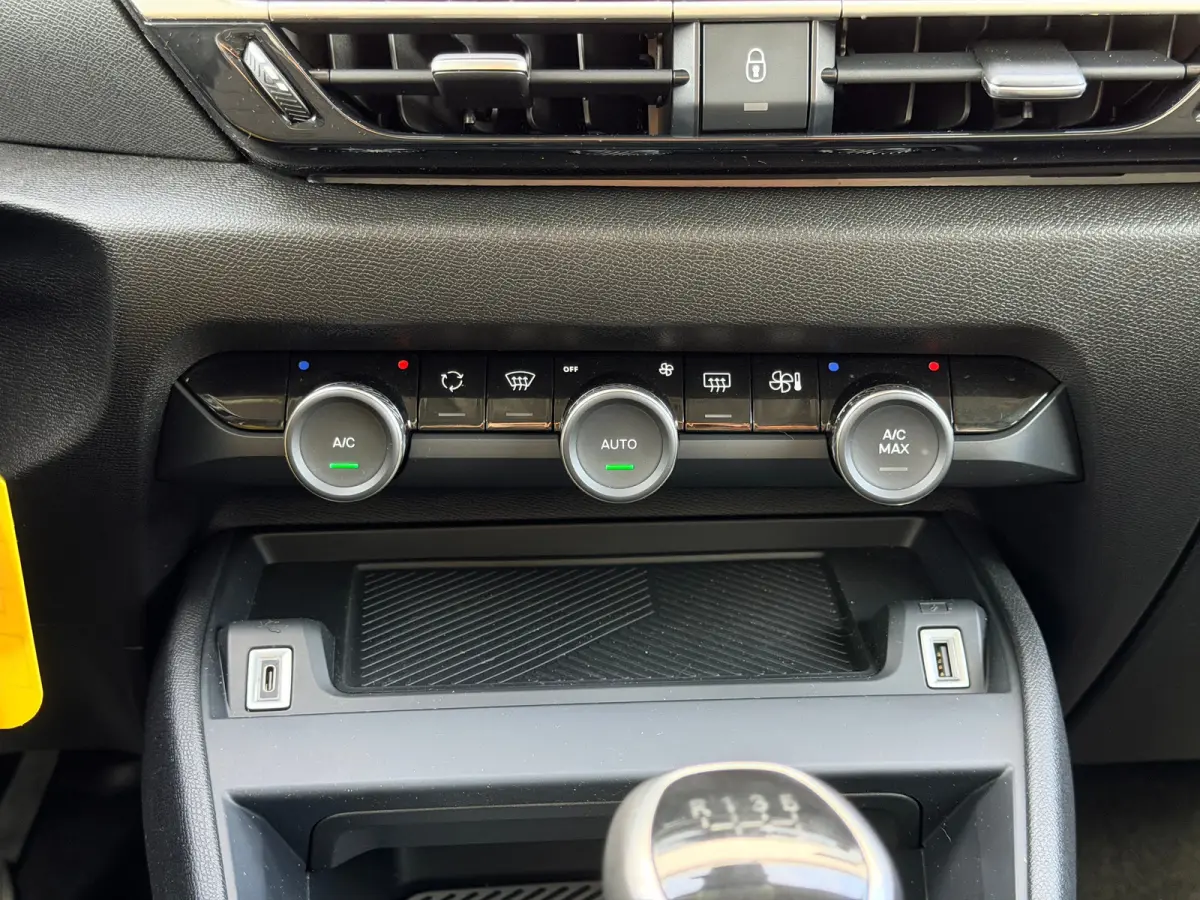 1.2 Puretech Feel / Apple Carplay & Android Auto / Achteruitrijcamera / Climate Control / Cruise Control / | Achteruitrijcamera | Apple Carplay/Android Auto|telefoonintegratie premium | Radi