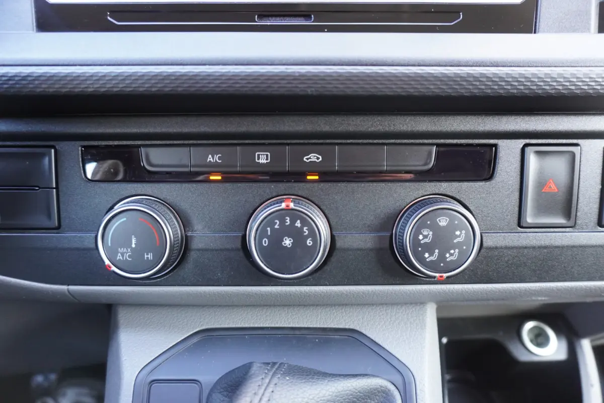 150pk Automaat L1H1 Apple Carplay Parkeersensoren Cruise control Achterdeuren Airco 3-Zits