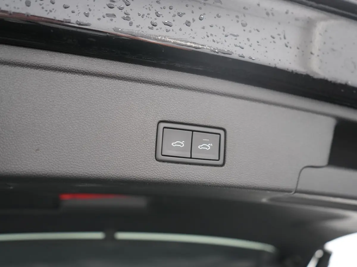 3.0 TSi eHybrid 4MOTION PHEV 381pk Dealer O.H | Luchtvering | Trekhaak Af Fabriek | Panodak | Adaptive Cruise | Matrix LED | Lederen Sportstoelen Memory & Verwarmd | Keyless | Apple Carplay 