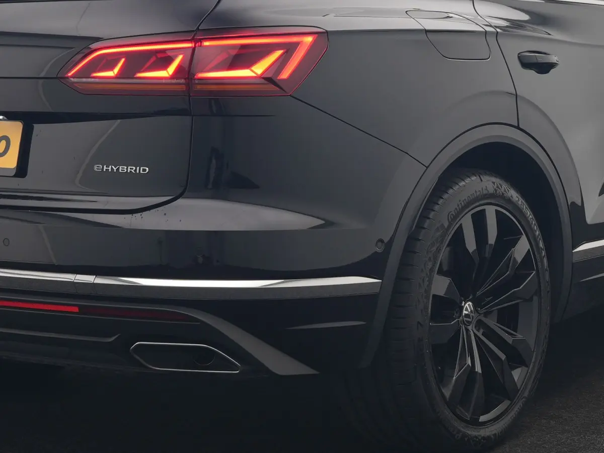 3.0 TSi eHybrid 4MOTION PHEV 381pk Dealer O.H | Luchtvering | Trekhaak Af Fabriek | Panodak | Adaptive Cruise | Matrix LED | Lederen Sportstoelen Memory & Verwarmd | Keyless | Apple Carplay 