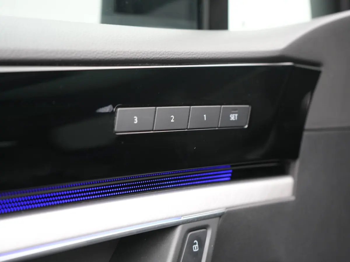 3.0 TSi eHybrid 4MOTION PHEV 381pk Dealer O.H | Luchtvering | Trekhaak Af Fabriek | Panodak | Adaptive Cruise | Matrix LED | Lederen Sportstoelen Memory & Verwarmd | Keyless | Apple Carplay 