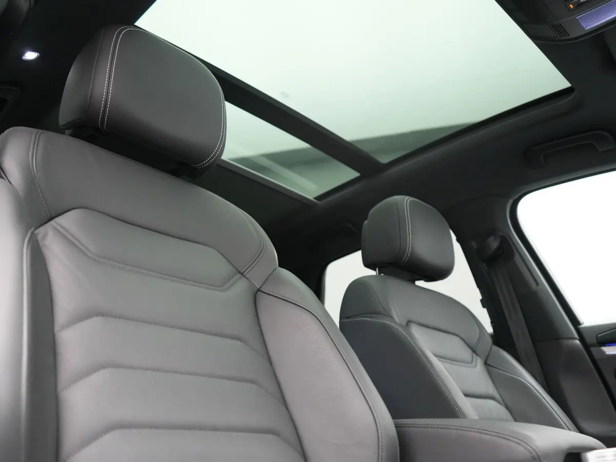 3.0 TSi eHybrid 4MOTION PHEV 381pk Dealer O.H | Luchtvering | Trekhaak Af Fabriek | Panodak | Adaptive Cruise | Matrix LED | Lederen Sportstoelen Memory & Verwarmd | Keyless | Apple Carplay 