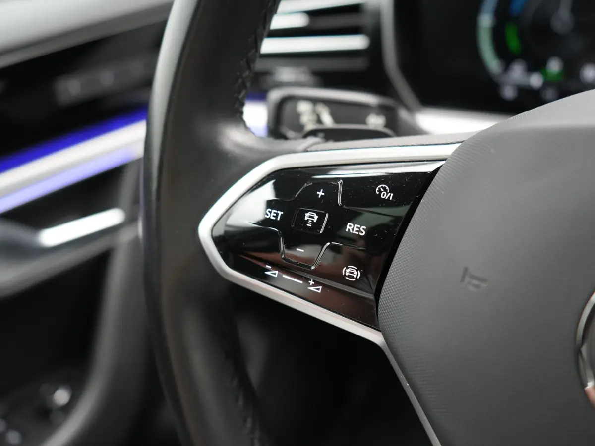 3.0 TSi eHybrid 4MOTION PHEV 381pk Dealer O.H | Luchtvering | Trekhaak Af Fabriek | Panodak | Adaptive Cruise | Matrix LED | Lederen Sportstoelen Memory & Verwarmd | Keyless | Apple Carplay 